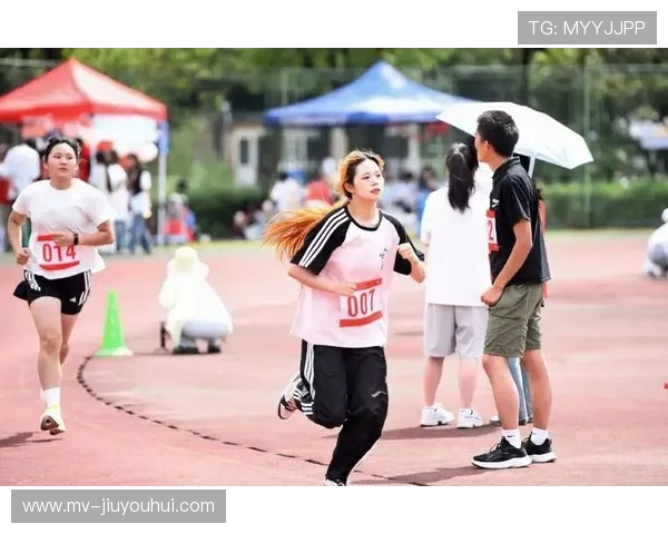 日本妹子在足球場熱舞以活力節奏點燃綠茵青春風采盛宴瞬間奇妙景